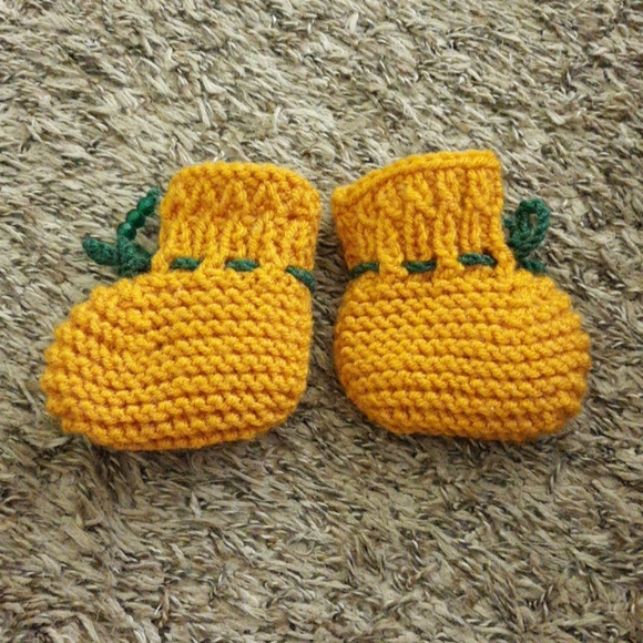 #545NWT Baby unisex booties. Size:0-3months - Picture 2 of 5